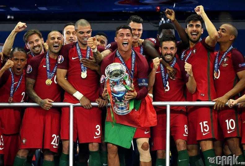 Мөн Португаль улсын шигшээ баг "Euro 2016"-д түрүүлэх үед Рональдо сэтгэл хөдлөлөө барьж чадахгүй байжээ.